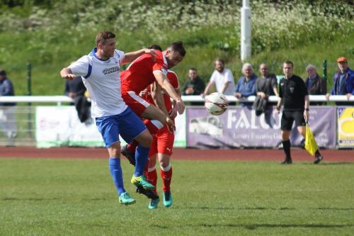 Enfields Billy Crook (L) and Leistons Gareth Heath