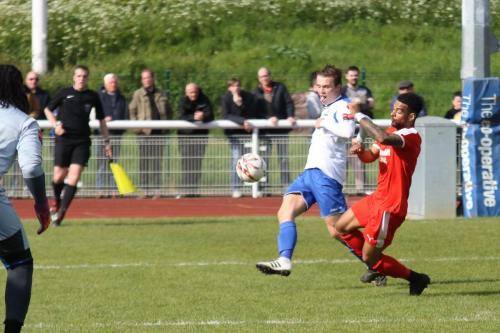 Enfields Mickey Parcell and Leistons Seb Dunbar (red)