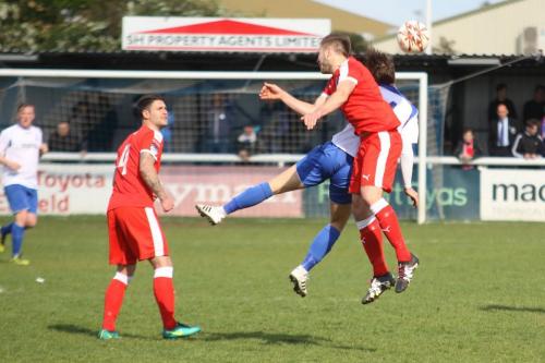 Leistons Joe Jefford (red, R) challenges Mickey Parcell