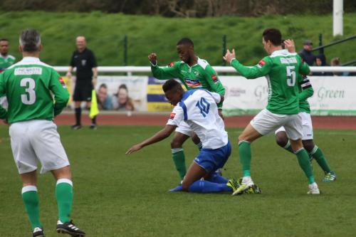 Leatherheads DSean Theobalds (green, centre) challenges Karl Oliyide