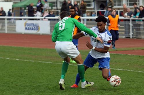 Leatherheads Joe Howe (L) challenges Dernell Wynter