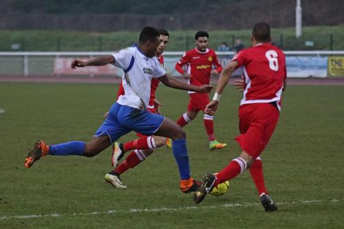 Enfields Karl Oliyide runs between Tom Kavanagh and Tutu Henriques (6)