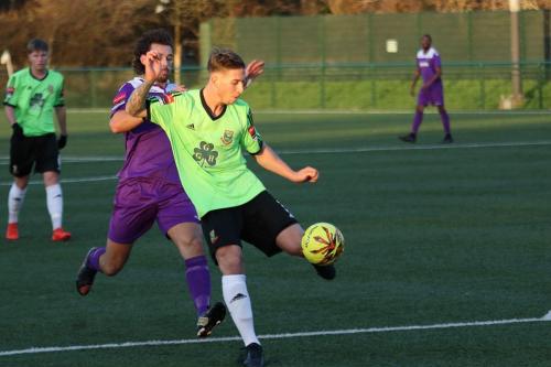 Hendons Olive Sprague (green) clears from Harry Ottaway