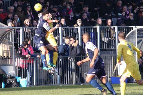 Dulwichs Nathan Green (L) challenges Ryan Blake