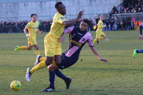 Dulwichs Quade Taylor (R) tackles Ryan Blake