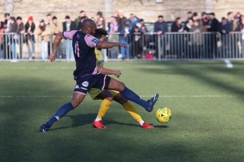 Dulwichs Sanchez Mings (L) challenges Tyler Campbell