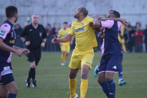 Enfields Simon Thomas (yellow) and Dulwichs Rickie Hayles
