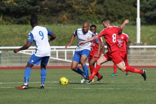 Harrows Mark McLeod (red) challenges Simon Thomas