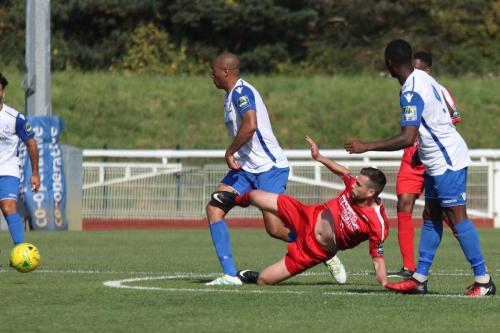 Harrows Mark McLeod (red) challenges Simon Thomas108
