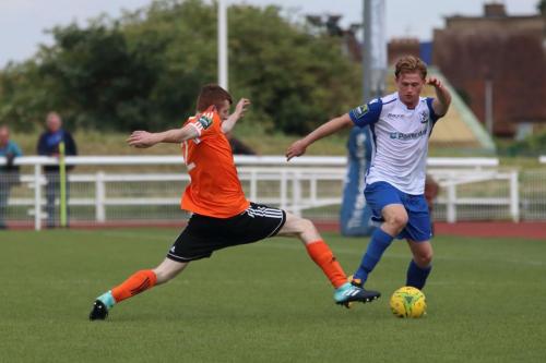 Mets Luke Robertson (orange) challenges Aaron Greene