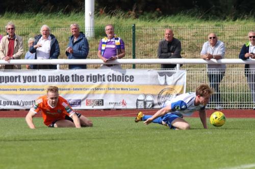 Mets Sam Williams (L) brings down Aaron Greene