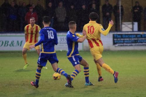 Enfields Sam Youngs (R) passes to Matt Johnson under pressure from Charlie Kannedy and Sam Deadfield (blue 10)