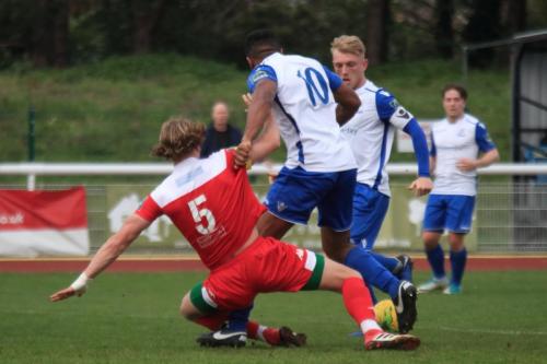 Leatherheads Will Salmon (5) tackles Kezie Ibe