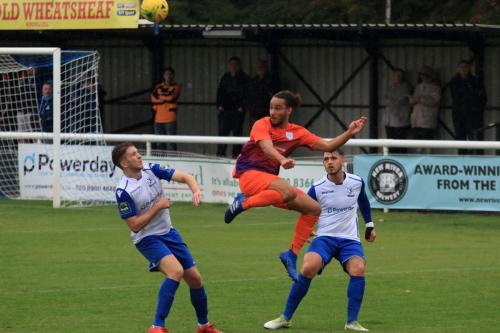 Wares Leigh Rose outumps Remi Sutton (L) and Dan Rumens