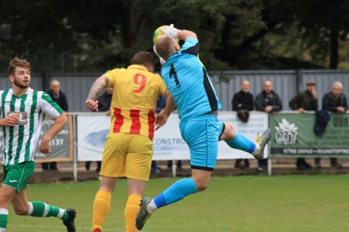 Chichester keeper Steve Mowthorpe beats Alex Read to a cross