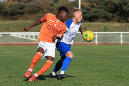 Braintrees Ade Cole (L) and Enfields Ryan Blackman