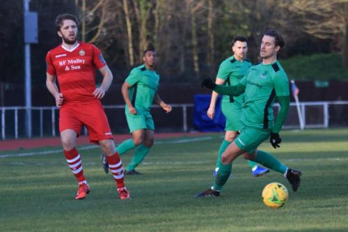 Hornchurchs Remi Sutton (L) and Enfields Jon Muleba, Lyle Della-Verde and Sam Youngs (R)