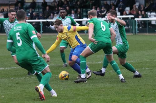 IMG 7486-Lewis-Taaffe-finds-himself-surrounded