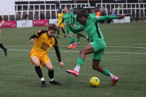 IMG 9266-Andre-Coker-runs-at-Freddy-Barton