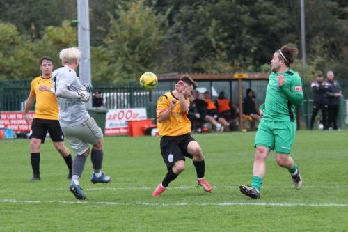 IMG 6617-East-Thurrock-keeper-Arthur-Janata-clears