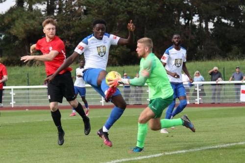 IMG 4541-Hadley-keeper-Luke-Ward-gets-to-the-ball-just-ahead-of-Jerry-Gyebi