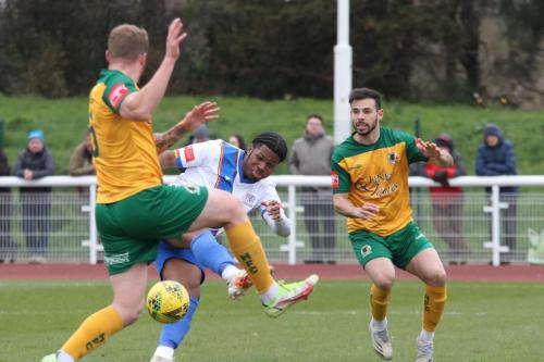 IMG 5199-Tom-Day-L-challenges-Manny-Maja-watched-by-Lucas-Rodrigues