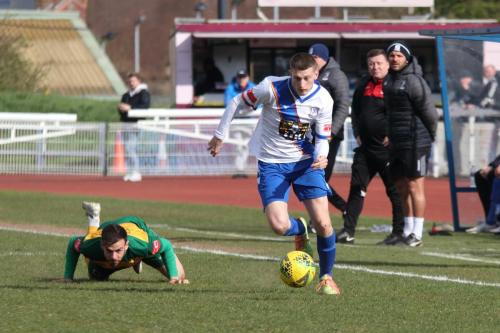 IMG 5448-Ryan-Kirwan-leaves-Lucas-Rodrigues-floundering