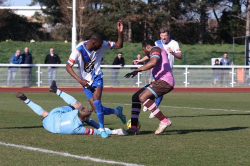 IMG 4240-Muhammadu-Faal-is-denied-by-Danny-Bracken-L-and-Jerry-Nnamani