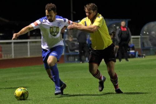 IMG 5284-Enfields-Lyle-Della-Verde-L-holds-off-Kenny-Beaney