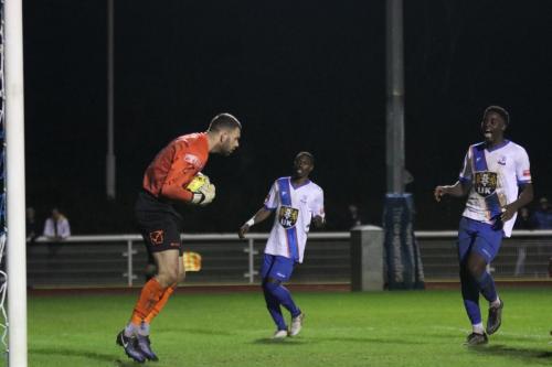 IMG 5953-Wingate-keeper-Ben-goode-collects-an-overhit-free-kick.-Jerry-Gyebi-R-shows-his-frustration