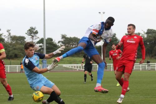 IMG 6125-Worthing-keeper-Harrison-Male-challenges-Muhammadu-Faal