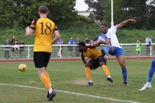 IMG 6035-Jon-Muleba-R-challenges-Kasim-Aidoo