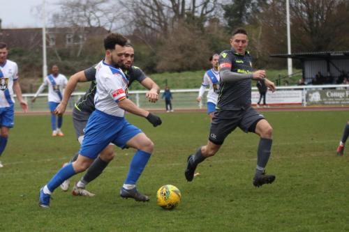 IMG 3203-Tom-Barton-R-tries-to-cover-as-Lyle-Della-Verde-beats-Callum-Robinson