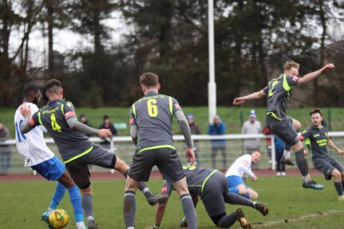 IMG 3362-A-cross-from-Enfields-Ryan-Kirwan-on-ground-misses-everyone