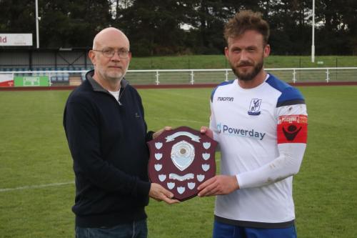 IMG 3203-Captain-Scott-Thomas-receives-the-FSA-Shield