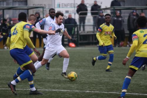 IMG 0548-Lyle-Della-Verde-runs-at-the-defence