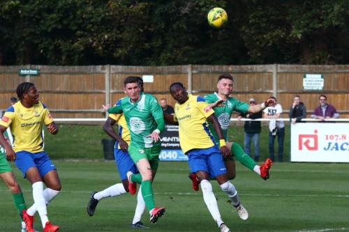 IMG 5498-Enfields-Nathan-Smith-yellow-R-heads-over-the-bar