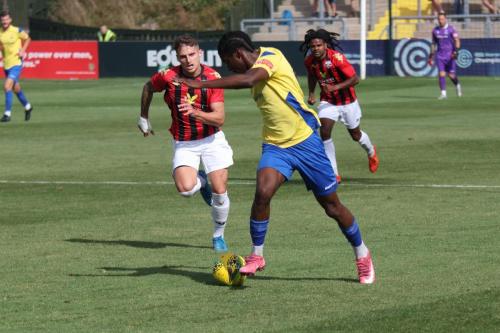 IMG 4177-Enfields-Andre-Coker-R-breaks-clear-of-Killian-Colombie