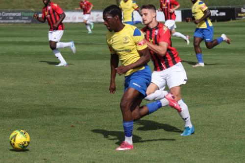 IMG 4180-Enfields-Andre-Coker-L-breaks-clear-of-Killian-Colombie