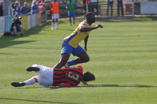 IMG 4251-Enfields-Percy-Kiangebeni-yellow-gets-away-from-Tom-Carlse