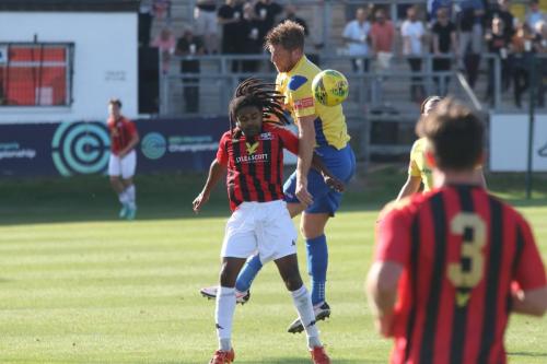 IMG 4274-Enfields-Adam-Cunnington-yellow-wins-a-challenge-against-Bradley-Pritchard