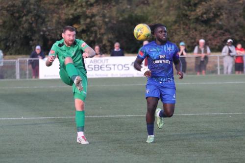 IMG 4921-Enfields-Billy-Bricknell-L-and-Margates-Montel-Agyemang