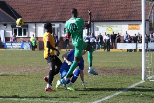 IMG 4835-Enfields-Muhammadu-Faal-is-denied-by-Michael-Olarewaju-and-keeper-Patrick-Ohman