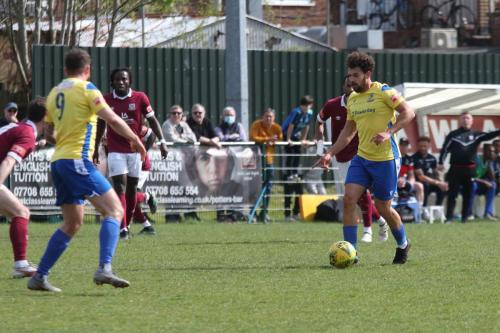 IMG 6272-Lyle-Della-Verde-carries-the-ball-forwards