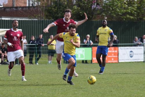 IMG 6312-Lyle-Della-Verde-breaks-clear-of-Calvin-Dickson