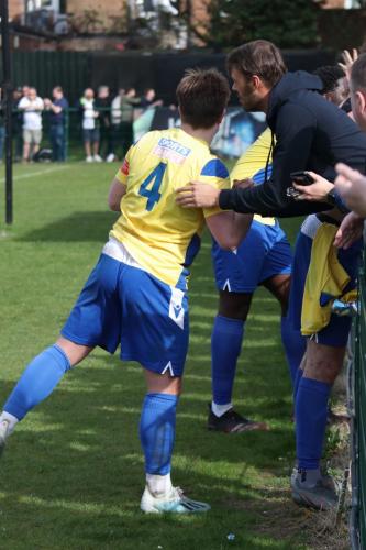 IMG 6530-Lewis-Taaffe-has-a-word-with-non-playing-squad-member-Matt-Walsh