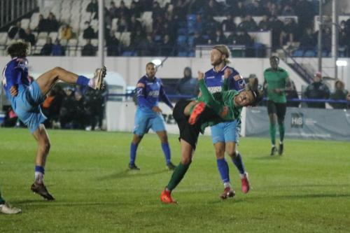 IMG 2875-Alkeo-Bani-L-and-Sam-Youngs-stretch-for-the-ball