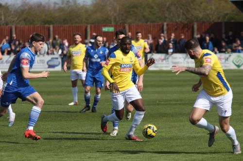 IMG 8996-Michael-Bakare-runs-at-the-defence