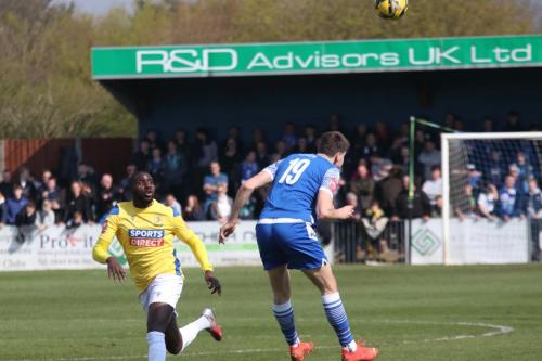 IMG 9061-Harry-Beadle-heads-clear-from-Michael-Bakare