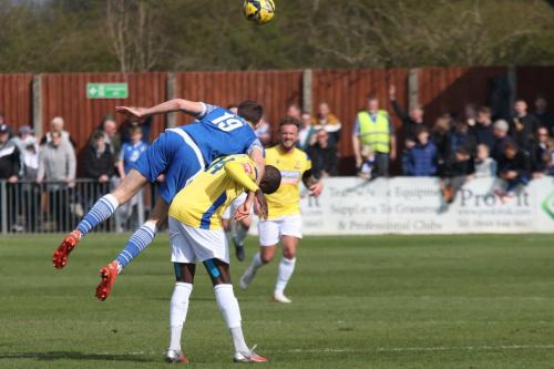 IMG 9093-Harry-Beadle-heads-clear-from-Michael-Bakare